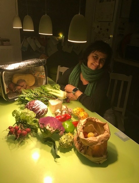Caroline kocht lekkere verse groenten bij Olé en Maaike en ons Onslogischvoedsel